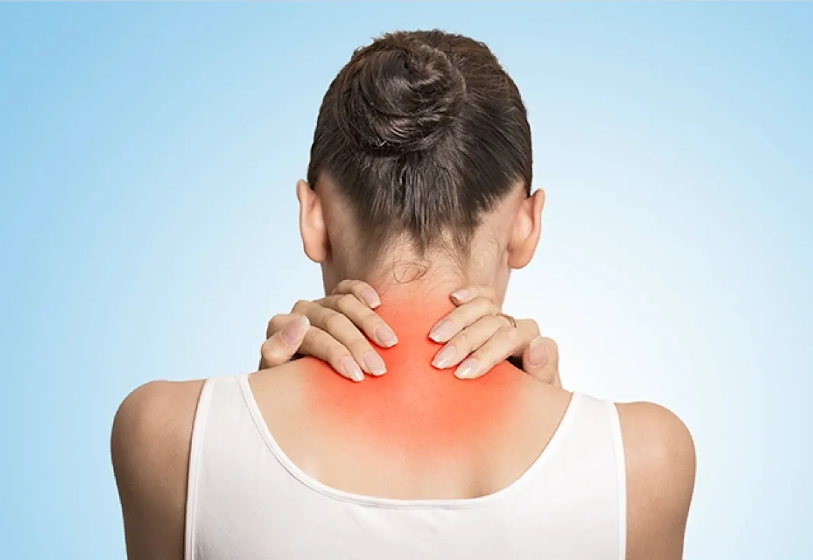 首の後ろを押さえる女性。首の痛みや筋肉のこりを示唆する赤く強調された部分が見られる。