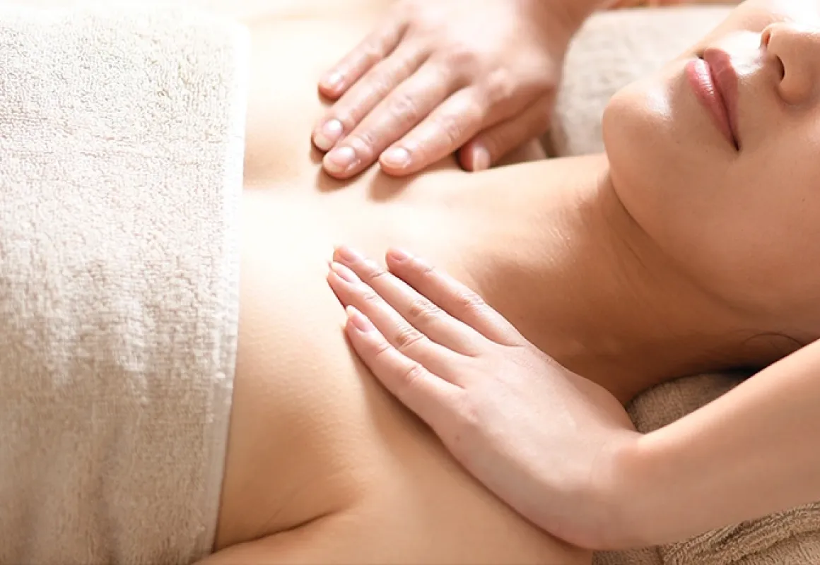 胸元に施術を受ける女性。リラクゼーションやマッサージを受けている様子。